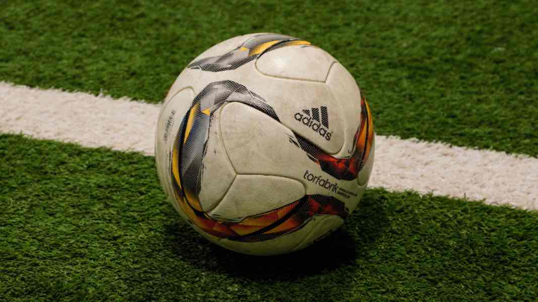 Le differenze tra le sponsorizzazioni sportive da parte di bookmaker italiani e stranieri