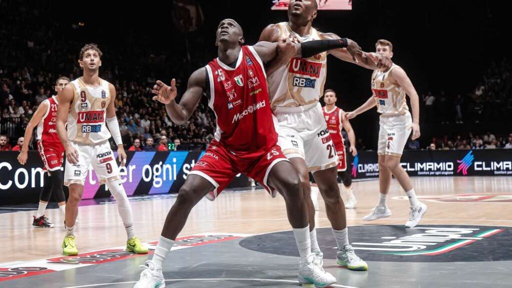 Ousmane Diop, foto sito Olimpia Milano, Progetto Olimpia@School, Olimpia Milano assenze, Olimpia Milano Alba Berlino