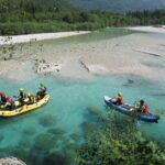 Campionato del mondo di canoa 2025, two groups of people riding on yellow and blue kayaks