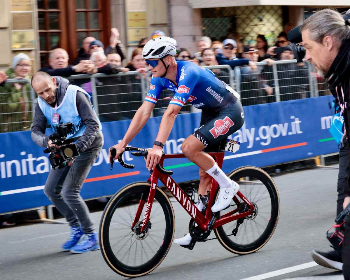 Mathieu Van der Poel vince Milano-Sanremo 2025