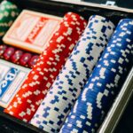 closeup photography of poker chip set, certificazione dei giochi da casino