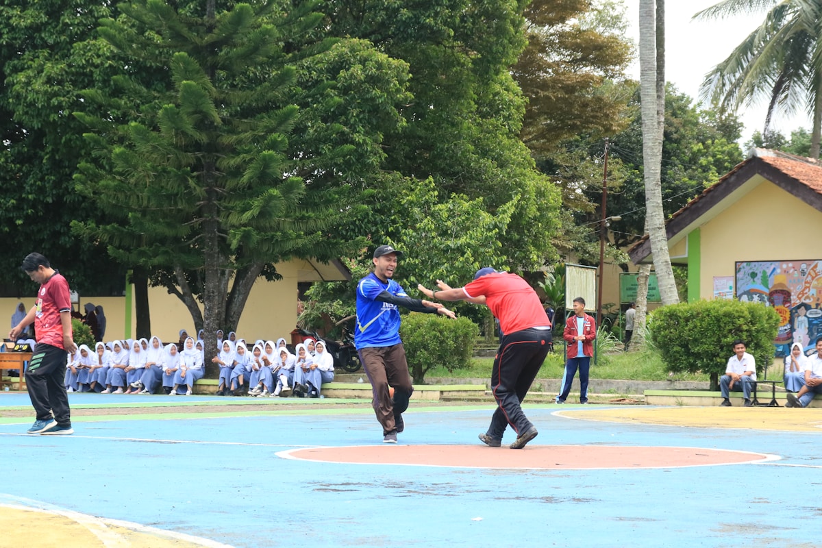 A group of people standing on top of a basketball court sport per principianti corsi a Milano