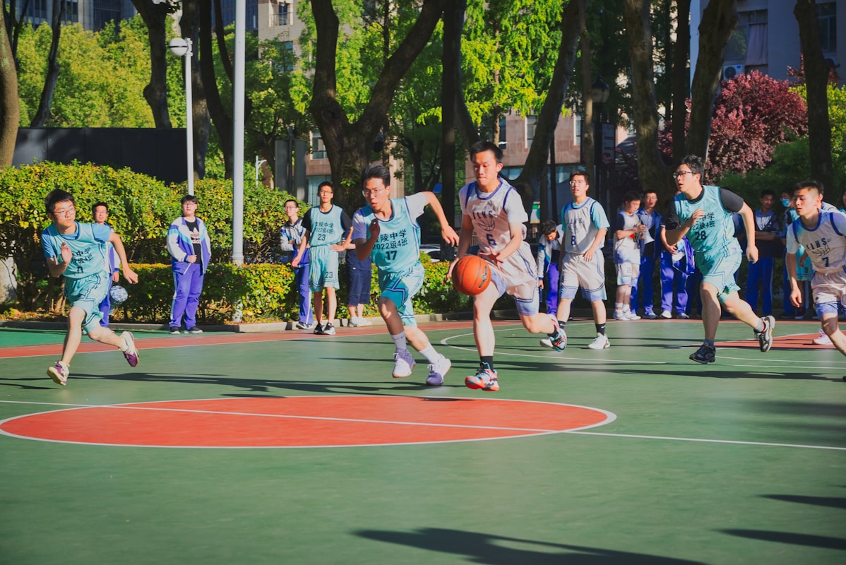 a group of young men playing a game of basketball migliori squadre basket amatoriali Milano