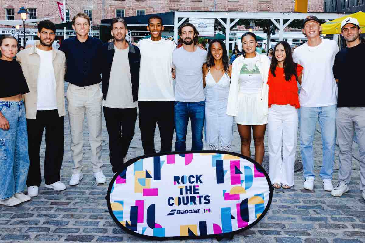 Da sinistra a destra: Sofia Kenin (USA), Carlos Alcaraz (SPA), Alex Michelsen (USA), Cameron Norrie (UK), Felix Auger-Aliassime (CAN), Jordan Thompson (AUS), Leylah Fernandez (CAN), Alex Eala (PHL), Valerie Glozman (USA), Ethan Quinn (USA) ed Eliot Spizzirri (USA). Crediti: Alex S. K. Brown