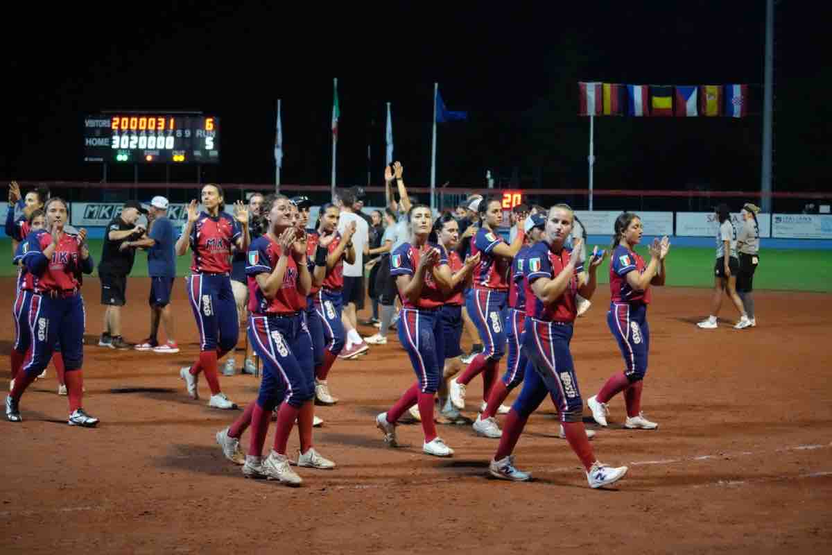 L'MKF Bollate saluta il proprio pubblico dopo la finale (Alessandro Galati)