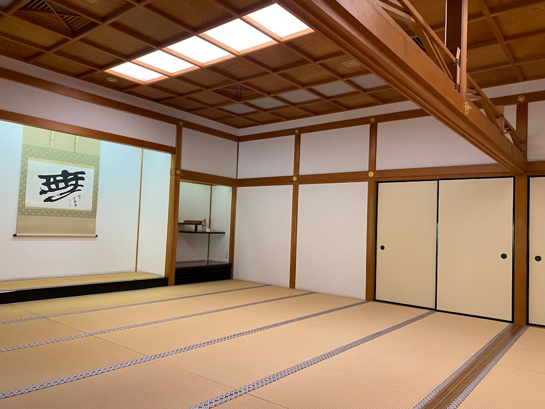 a room that has a bunch of doors in it sumo Milano