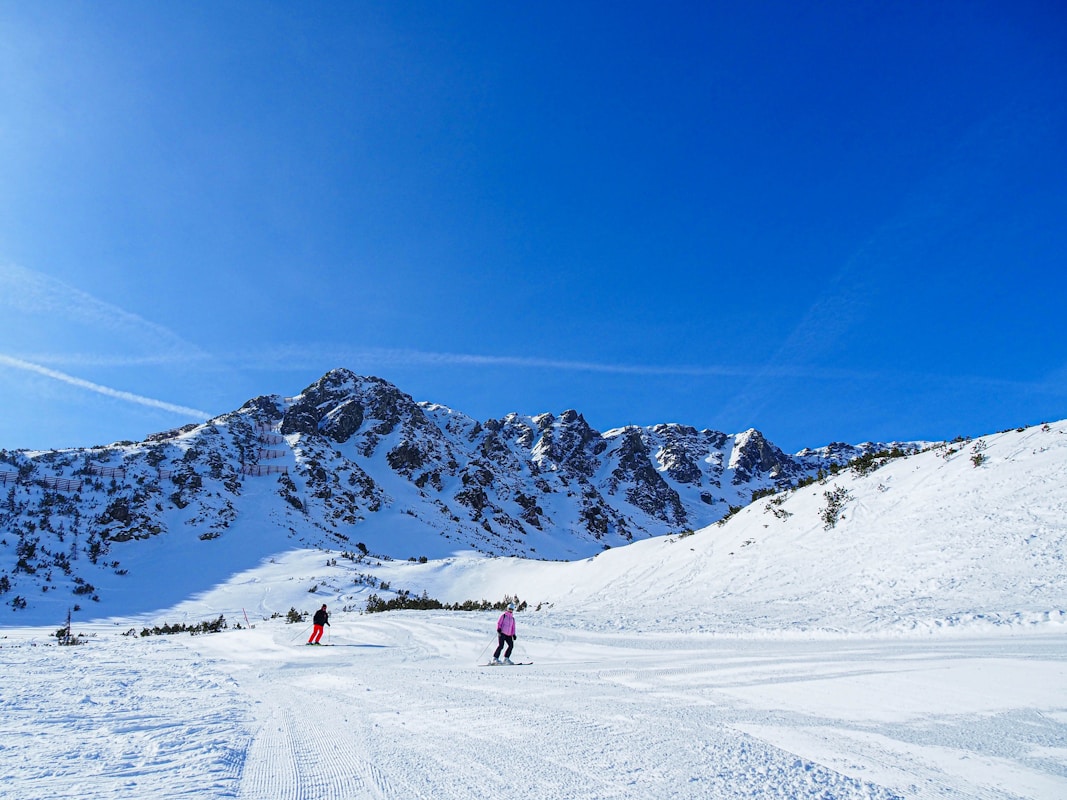 a couple of people riding skis down a snow covered slope Piste da sci di fondo panoramiche vicino Milano