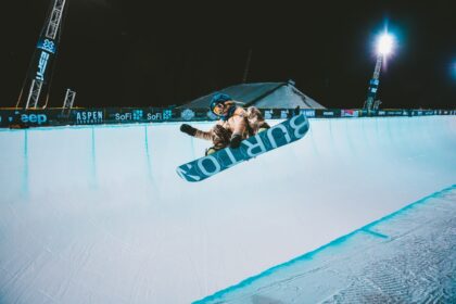 man in blue and white jacket and blue pants riding blue and white surfboard sci freestyle adulti Milano