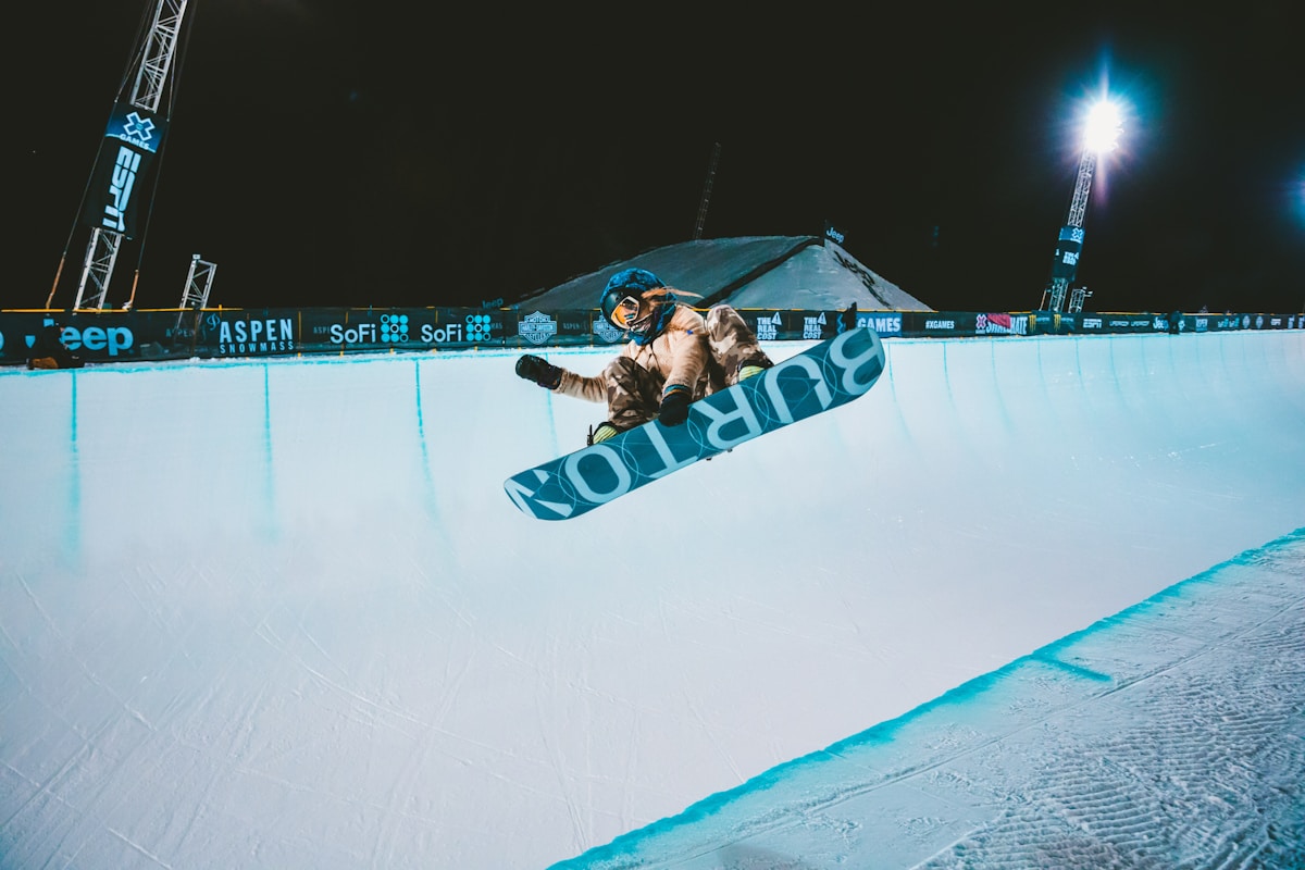 man in blue and white jacket and blue pants riding blue and white surfboard sci freestyle adulti Milano