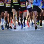 people running on gray asphalt road during daytime scegliere scarpe running