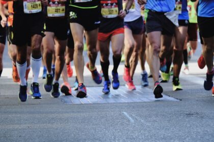 people running on gray asphalt road during daytime scegliere scarpe running