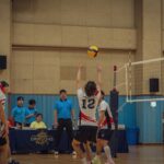 A group of young men playing a game of volleyball iscriversi squadre amatoriali Milano