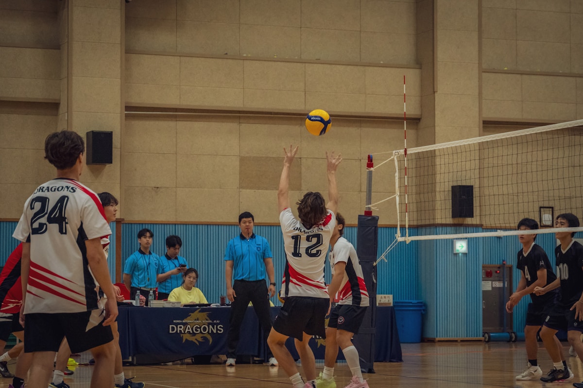 A group of young men playing a game of volleyball iscriversi squadre amatoriali Milano