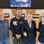 Federica Picchi, Sottosegretario con delega allo Sport di Regione Lombardia; Arianna Mazzon, Presidente Univela; Tristano Vacondio, Vicepresidente Univela; Marcello Meringolo, coach della Nazionale Italiana Optimist; e Gianpaolo Montagni, Presidente della XIV Zona FIV.