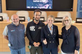 Federica Picchi, Sottosegretario con delega allo Sport di Regione Lombardia; Arianna Mazzon, Presidente Univela; Tristano Vacondio, Vicepresidente Univela; Marcello Meringolo, coach della Nazionale Italiana Optimist; e Gianpaolo Montagni, Presidente della XIV Zona FIV.