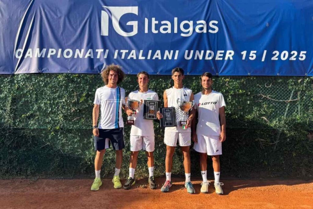 Giorgio Ghia (secondo da sinistra) ha vinto lo scudetto di doppio ai Campionati Under 15
