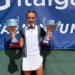 Sofia Brigatti con i due scudetti Under 11 conquistati a Casale Monferrato