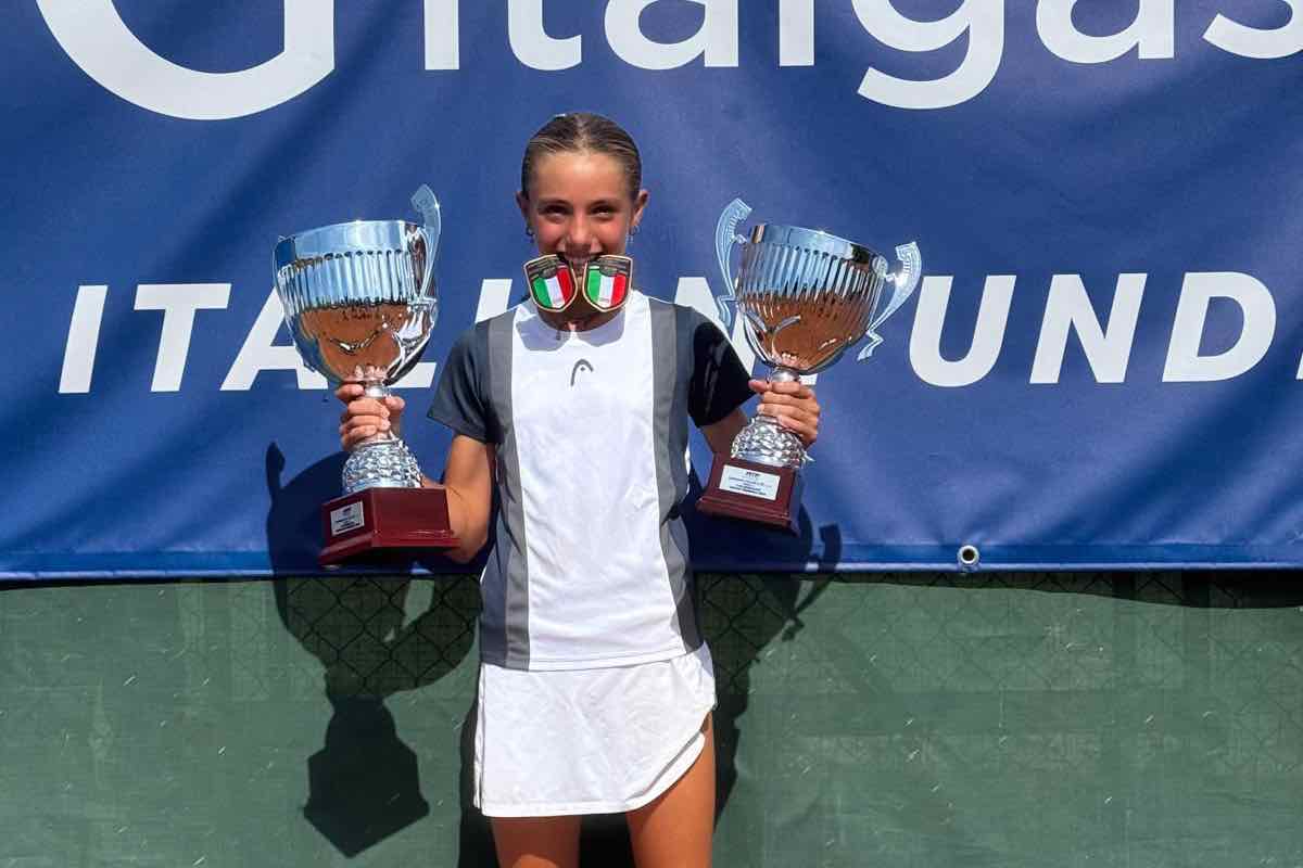 Sofia Brigatti con i due scudetti Under 11 conquistati a Casale Monferrato