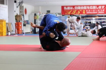 two men dueling inside room corsi di sumo a Milano