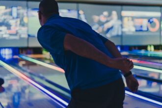 a man is bowling down a bowling alley bowling competitivo a Milano