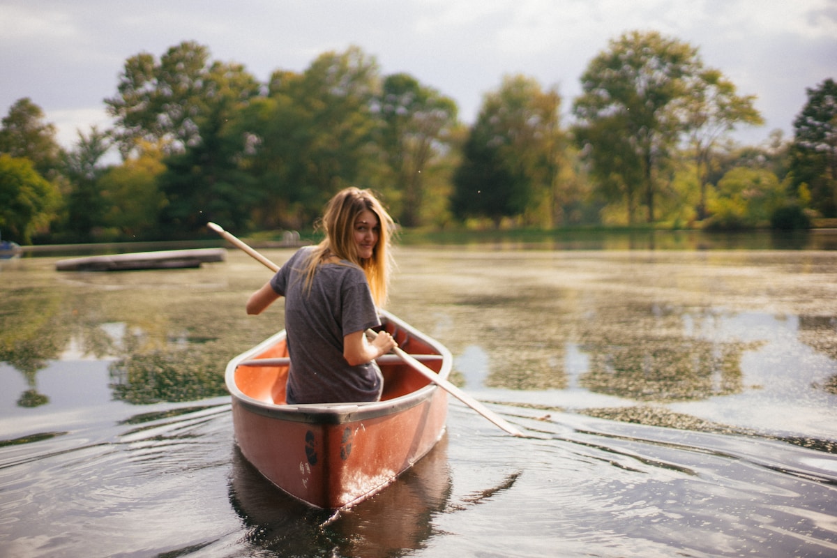 woman riding boat canoa sul fiume Lambro
