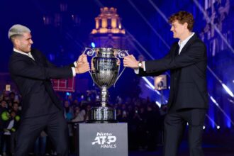 alcaraz-sinner-nitto-atp-finals-2025-trophy-fun, foto © Clive Brunskill:Getty Images, Xiaomi alle Nitto ATP Finals 2025