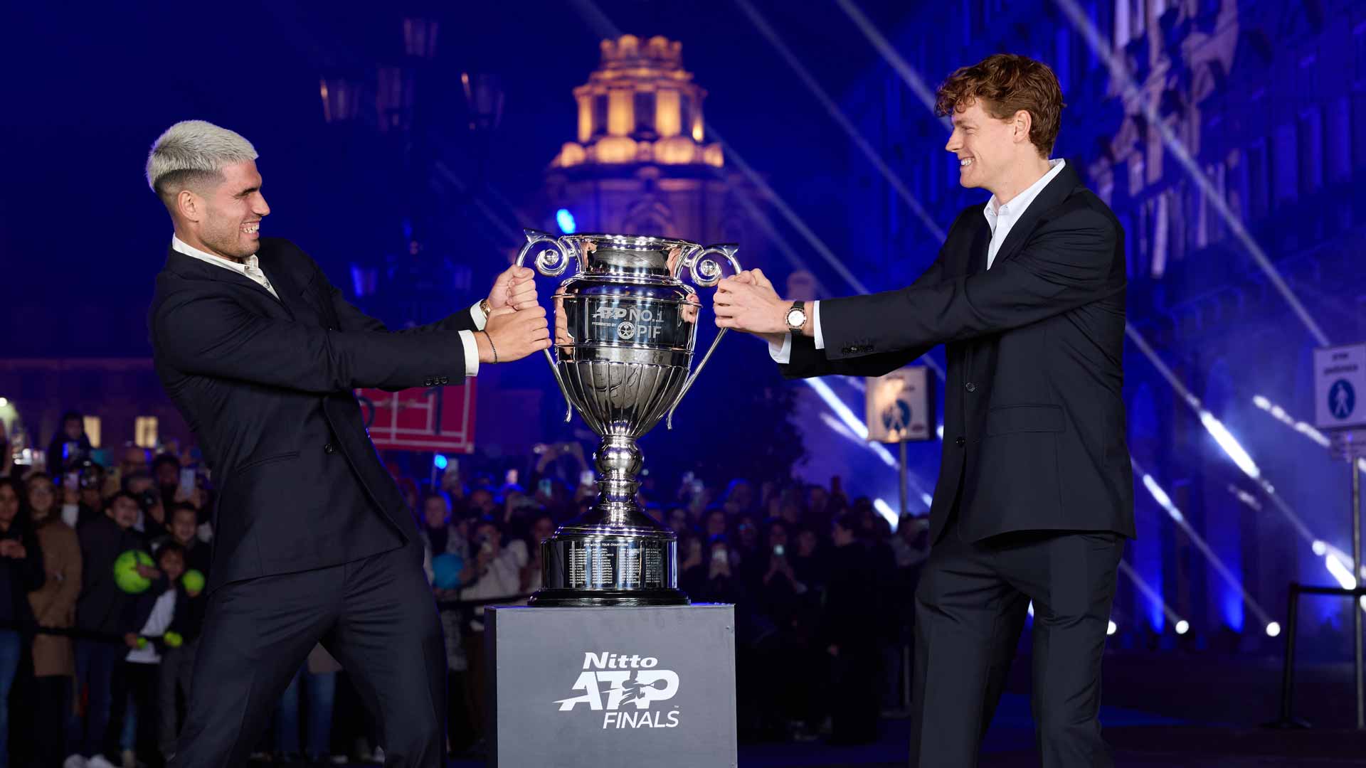 alcaraz-sinner-nitto-atp-finals-2025-trophy-fun, foto © Clive Brunskill:Getty Images, Xiaomi alle Nitto ATP Finals 2025