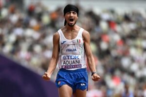 Iliass Aouani conquista il record italiano della maratona: 2h04’26, Milano celebra il suo campione