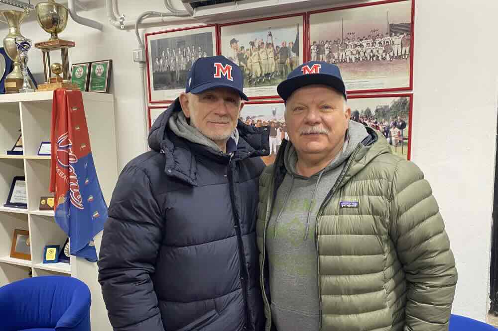 Milano, raduno con sorpresa Roberto Bianchi è il nuovo manager ​ Crea riepilogo ​ Via col botto. Il dt Raoul Pasotto si è presentato al raduno della prima squadra con la prima grande novità dell’anno, il nuovo manager con cui ha finalizzato la collaborazione proprio a poche ore dal via ufficiale della stagione. A guidare il Milano nel 2026 sarà niente meno che Roberto Bianchi, Whitey per tutto il mondo del baseball, secondo molti il più grande battitore italiano di tutti i tempi, di certo il recordman del nostro campionato con i suoi 288 fuoricampo e i 1170 punti battuti a casa che da soli lo mettono sul primo gradino del podio all time, anche se gli sfugge la Tripla corona assoluta, perché nella media battuta vita è secondo dietro Giorgio Castelli (384 a 421). Però Bianchi di Triple corone effettive è l’unico ad averne vinte due, sulle sei realizzate nella storia della nostra serie A. E una di queste l’ha realizzata quando vestiva la maglia del Milano nel 1991, dopo quella targata Bologna dell’87. Già, perché Roberto Bianchi, non va dimenticato, è stato per tre anni anche giocatore del Milano (dal ’90 al ’92) con cui ha vinto due coppe Italia, due coppe delle Coppe e una Supercoppa europea, ma di cui è diventato anche il primatista dei fuoricampo, superando di uno (49 a 48) un altro mister Tripla corona, ovvero Bob Gandini. 49 homer su 137 presenze, praticamente uno ogni tre partite, in tre stagioni che l’hanno visto battere 389 di media. Un fuoriclasse assoluto da 150 presenze anche in Nazionale (terzo azzurro di sempre dietro Bagialemani e Chiarini), con la partecipazione a 5 Mondiali, 5 Europei e due Olimpiadi (Los Angeles ’84 e Barcellona ’92). Insomma, un mito del nostro sport che adesso si mette a disposizione dei nostri ragazzi per continuare il lavoro di Marco Fraschetti e per contribuire alla continua crescita del gruppo che vuole restare ai vertici della A2 dopo la conquista dei playoff nella scorsa stagione. Per Bianchi, che in passato è stato manager del Modena e dello Junior Parma e in tempi recenti (2003-04) è stato pure hitting coach del Parma, si tratta anche di un ritorno a Milano come tecnico, dopo aver rivestito sempre il ruolo di hitting coach nello United 2010-11 come assistente di Piero Bonetti. “Un acquisto importante – ha commentato il presidente Selmi presentando Bianchi alla squadra – in un momento di rilancio delle prospettive della nostra società, un tecnico prestigioso che avrà il compito di trasmettere entusiasmo ai ragazzi ma anche a tutto l’ambiente. E un’altra scelta che va nel solco della storia del nostro club, che in genere ha sempre cercato e trovato gli allenatori tra i suoi ex giocatori. Per me personalmente è un bel ritorno al passato, perché Bianchi era uno di quei giocatori che mi hanno fatto innamorare di questo sport, quando andavo a vedere da ragazzino la Mediolanum. E spero che la prima squadra possa fare ancora da punto di riferimento per i nostri ragazzi di oggi come lo è stata ai miei tempi”. Roberto Bianchi, 62 anni, nato a Milano il 2 marzo 1963, toglie subito a Fraschetti (che ha chiuso a 59 anni) il record di manager più anziano della nostra storia, ed è il 26° allenatore in ottant’anni di attività del Milano, il 18° ad avere anche un passato da giocatore rossoblù.