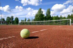 Centro sportivo fermo a Cologno, a Cusano Milanino riparte il tennis comunale