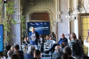 Sicurezza stradale, Salvini rilancia l’alcolock: “Serve più responsabilità alla guida”
