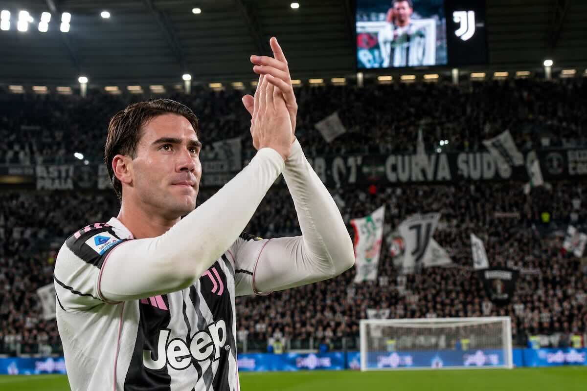 Dusan Vlahovic deluso con la maglia della Juventus saluta i tifosi (foto generata da AI)