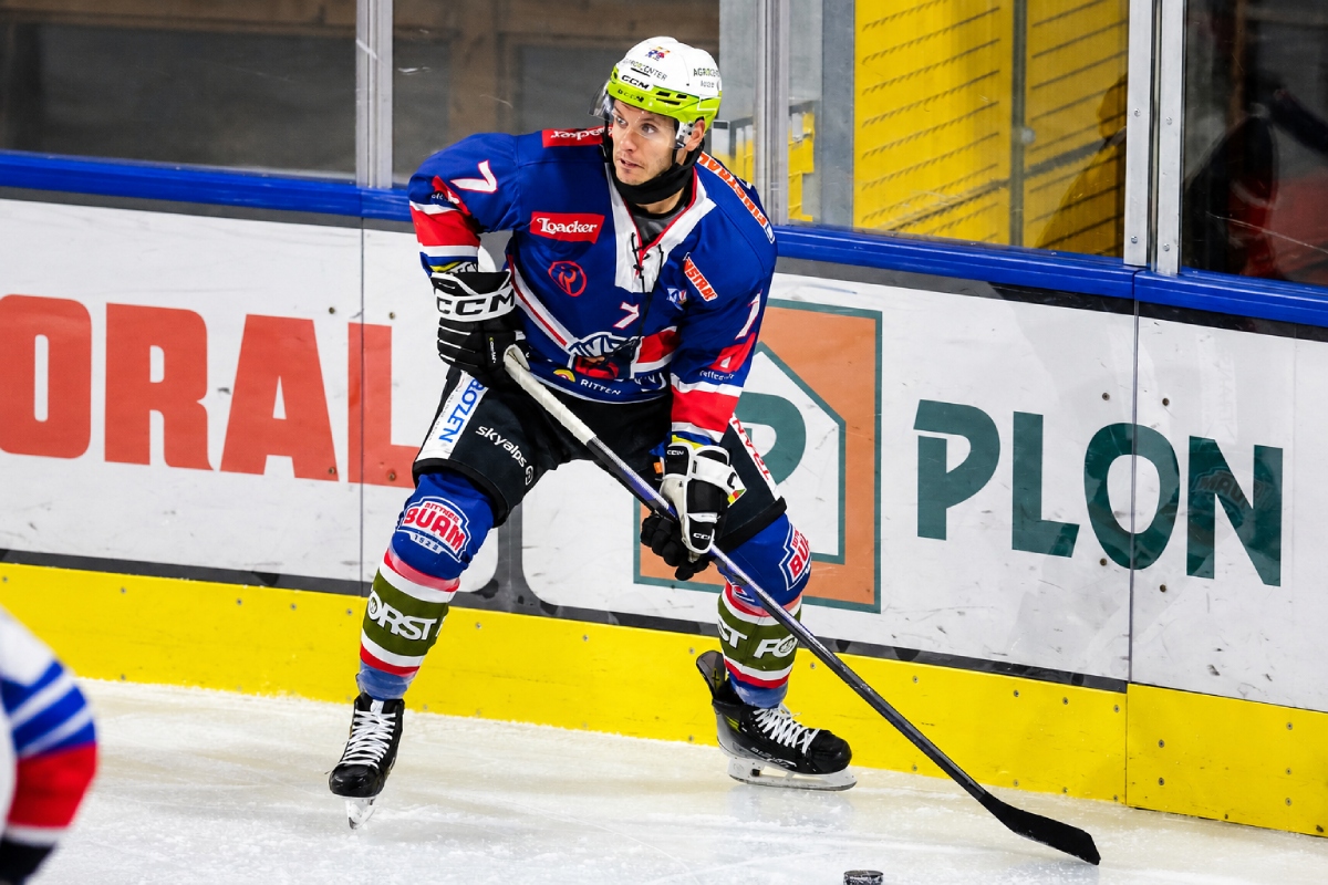 Diego Cuglietta firma con il Milano Hockey Club – (credit foto: Max Pattis)