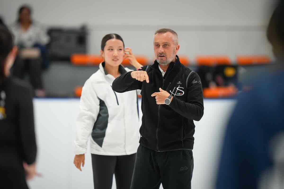 Andrea Gilardi, coach delle Hot Shivers, durante una sessione di allenamento a Bangkok (foto figure and Speed Skating Association of Thailand, FSAT)
