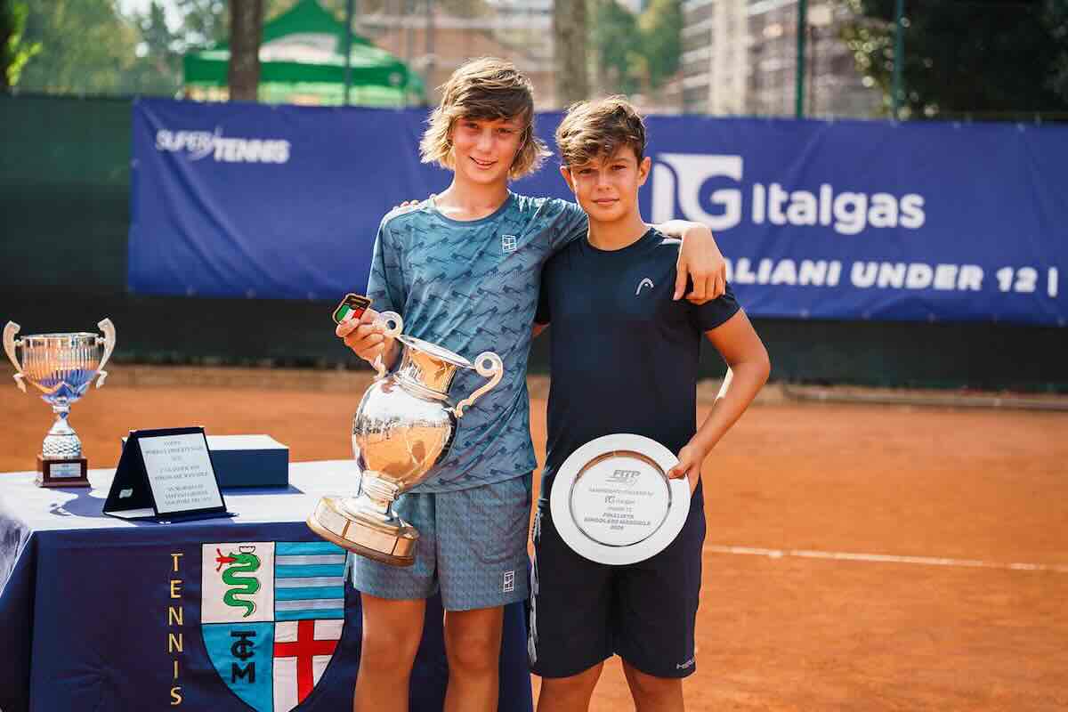 La premiazione del singolare maschile con il vincitore Enrico Sesti (a sinistra) e Ascanio Andrea Castellana - foto Luigi Leonardi