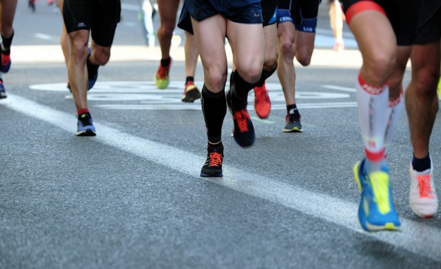 runner in corsa su strada: correre 5 km per la prima volta