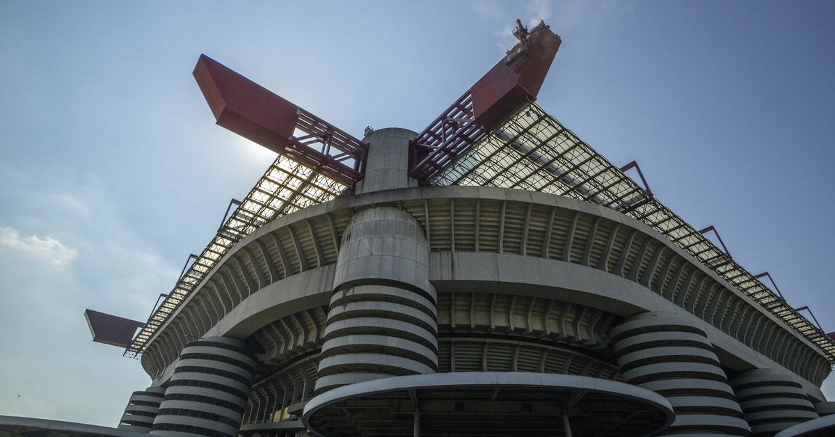 Lo stadio Giuseppe Meazza di San Siro visto dal basso, con le torri cilindriche e le travi rosse della copertura